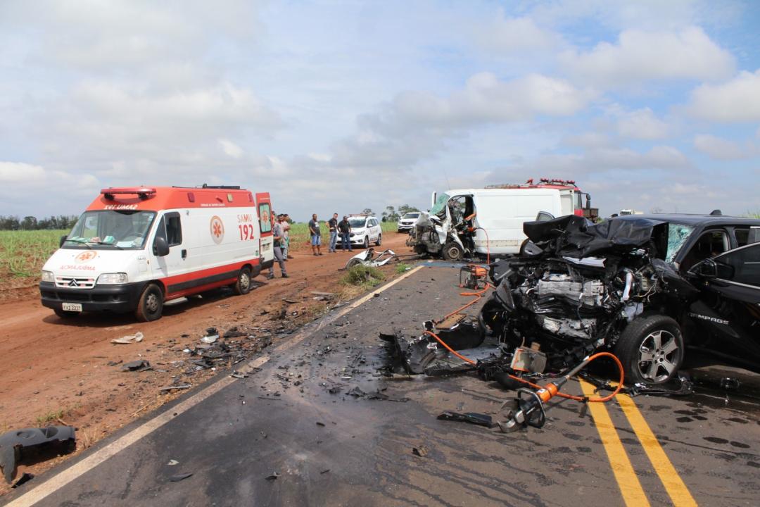 Foto 11 de 12 — Colisão Frontal: grave acidente deixa três feridos em vicinal de Matão